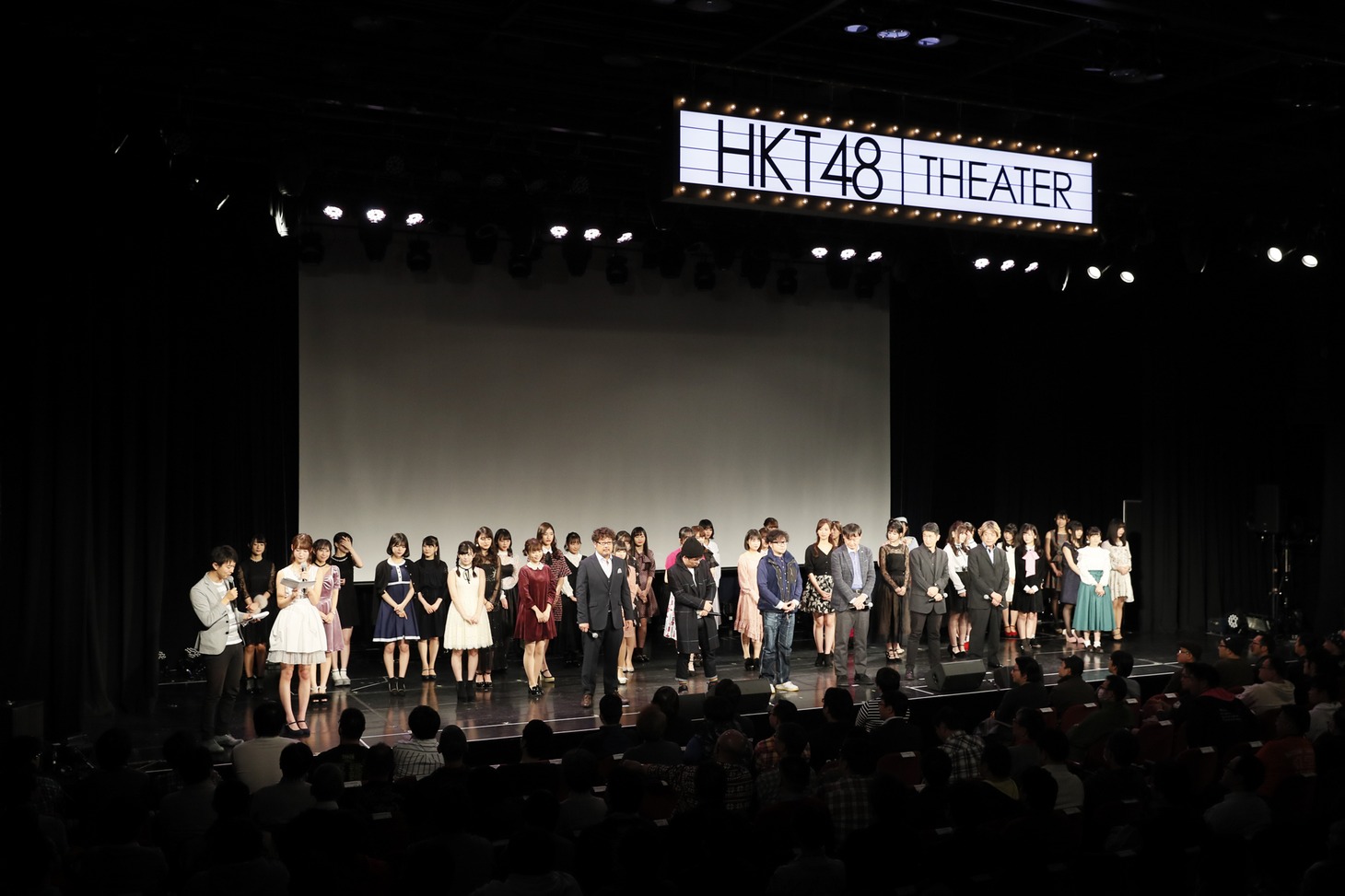 HKT48「HKT48 6フェス ～LOVE&PEACE！ROCK周年だよ、人生は…～」天神映画祭の様子。(c)AKS