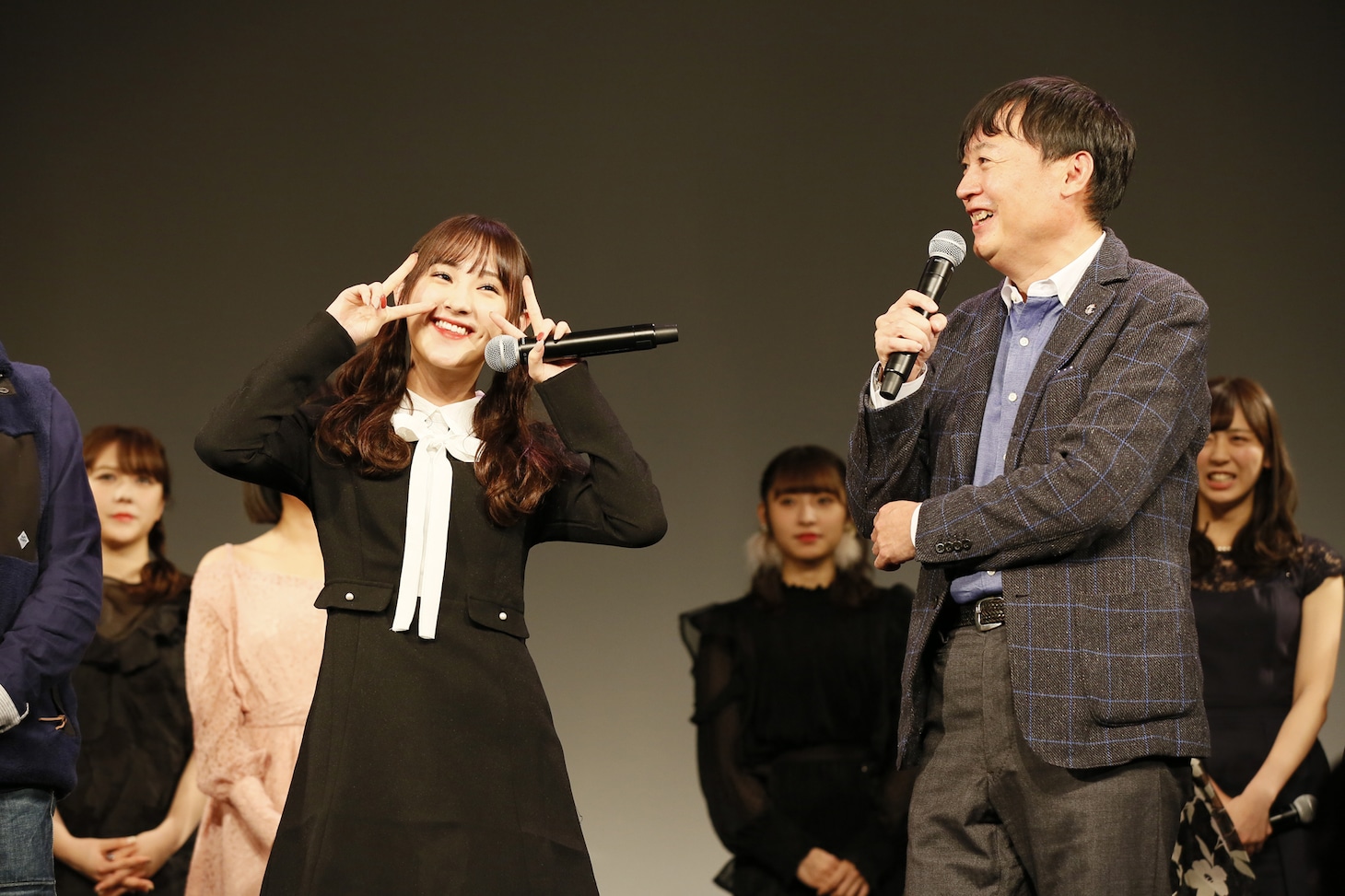 左から植木南央、橋本一監督。(c)AKS