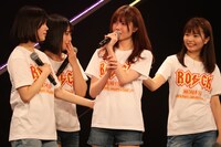 瞳を潤ませる谷真理佳（右から2番目）。(c)AKS