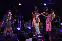 HKT48「HKT48 6フェス ～LOVE&PEACE！ROCK周年だよ、人生は…～」生バンド歌謡ショーの様子。(c)AKS