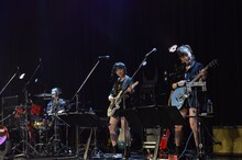 HKT48「HKT48 6フェス ～LOVE&PEACE！ROCK周年だよ、人生は…～」生バンド歌謡ショーの様子。(c)AKS