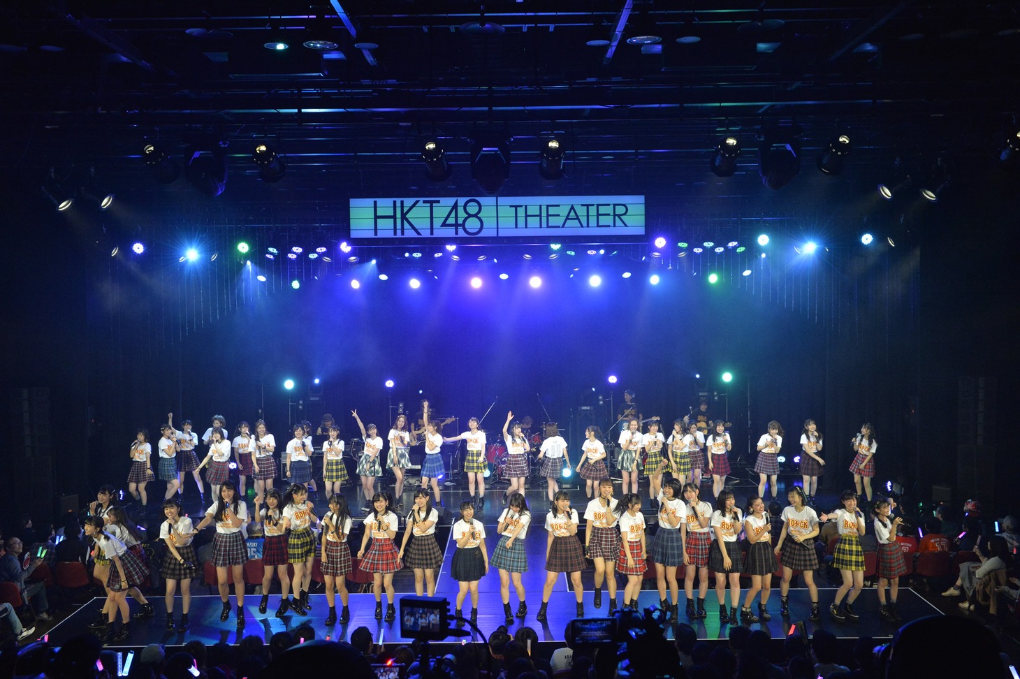 HKT48「HKT48 6フェス ～LOVE&PEACE！ROCK周年だよ、人生は…～」生バンド歌謡ショーの様子。(c)AKS