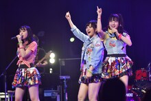 HKT48「HKT48 6フェス ～LOVE&PEACE！ROCK周年だよ、人生は…～」生バンド歌謡ショーの様子。(c)AKS