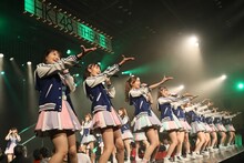 HKT48「HKT48 6フェス ～LOVE&PEACE！ROCK周年だよ、人生は…～」6周年特別記念公演の様子。(c)AKS