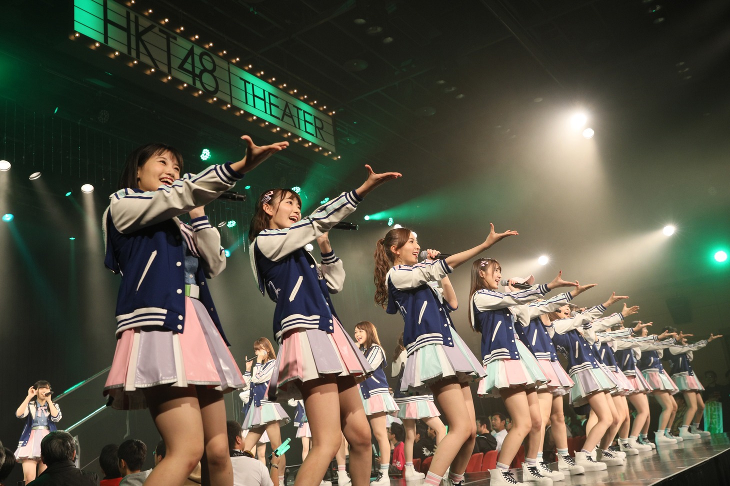HKT48「HKT48 6フェス ～LOVE&PEACE！ROCK周年だよ、人生は…～」6周年特別記念公演の様子。(c)AKS