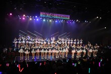 HKT48「HKT48 6フェス ～LOVE&PEACE！ROCK周年だよ、人生は…～」6周年特別記念公演の様子。(c)AKS