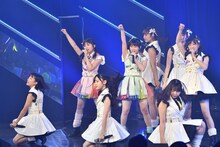 HKT48「HKT48 6フェス ～LOVE&PEACE！ROCK周年だよ、人生は…～」6周年特別記念公演の様子。(c)AKS