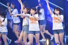 HKT48「HKT48 6フェス ～LOVE&PEACE！ROCK周年だよ、人生は…～」6周年特別記念公演の様子。(c)AKS