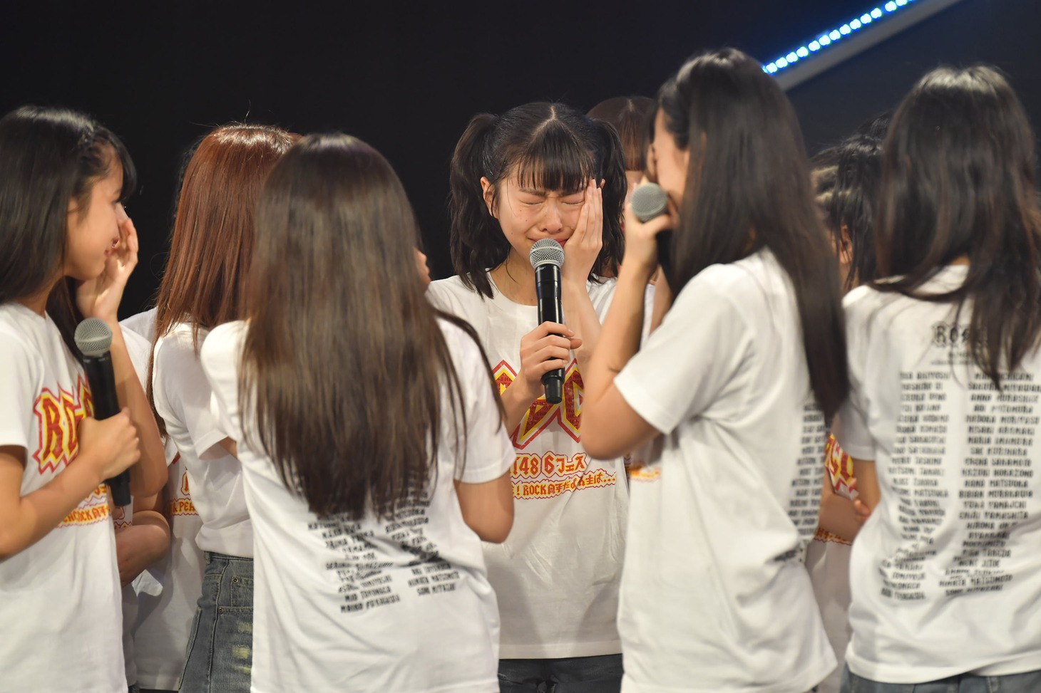 泣き出す松岡はな（中央）。(c)AKS