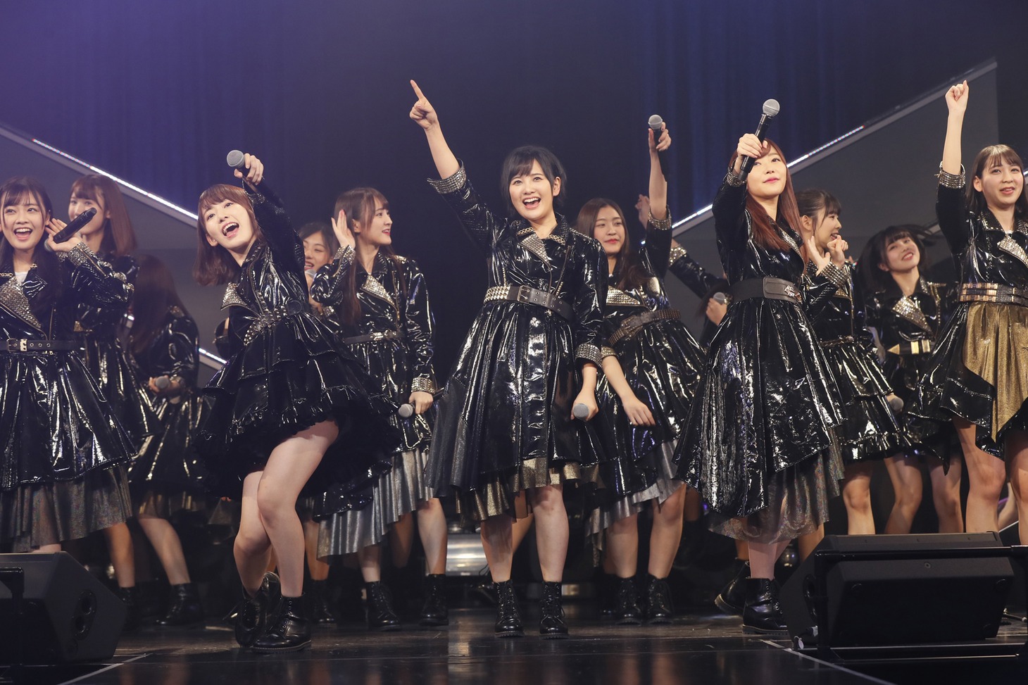 HKT48「HKT48 6フェス ～LOVE&PEACE！ROCK周年だよ、人生は…～」6周年特別記念公演の様子。(c)AKS