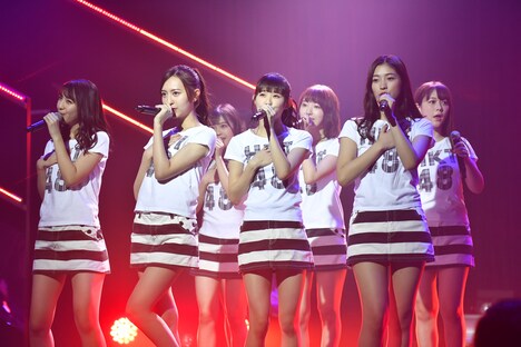 「スカート、ひらり」を披露するHKT48 1期生。(c)AKS