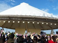 M!LKのミニライブの様子。