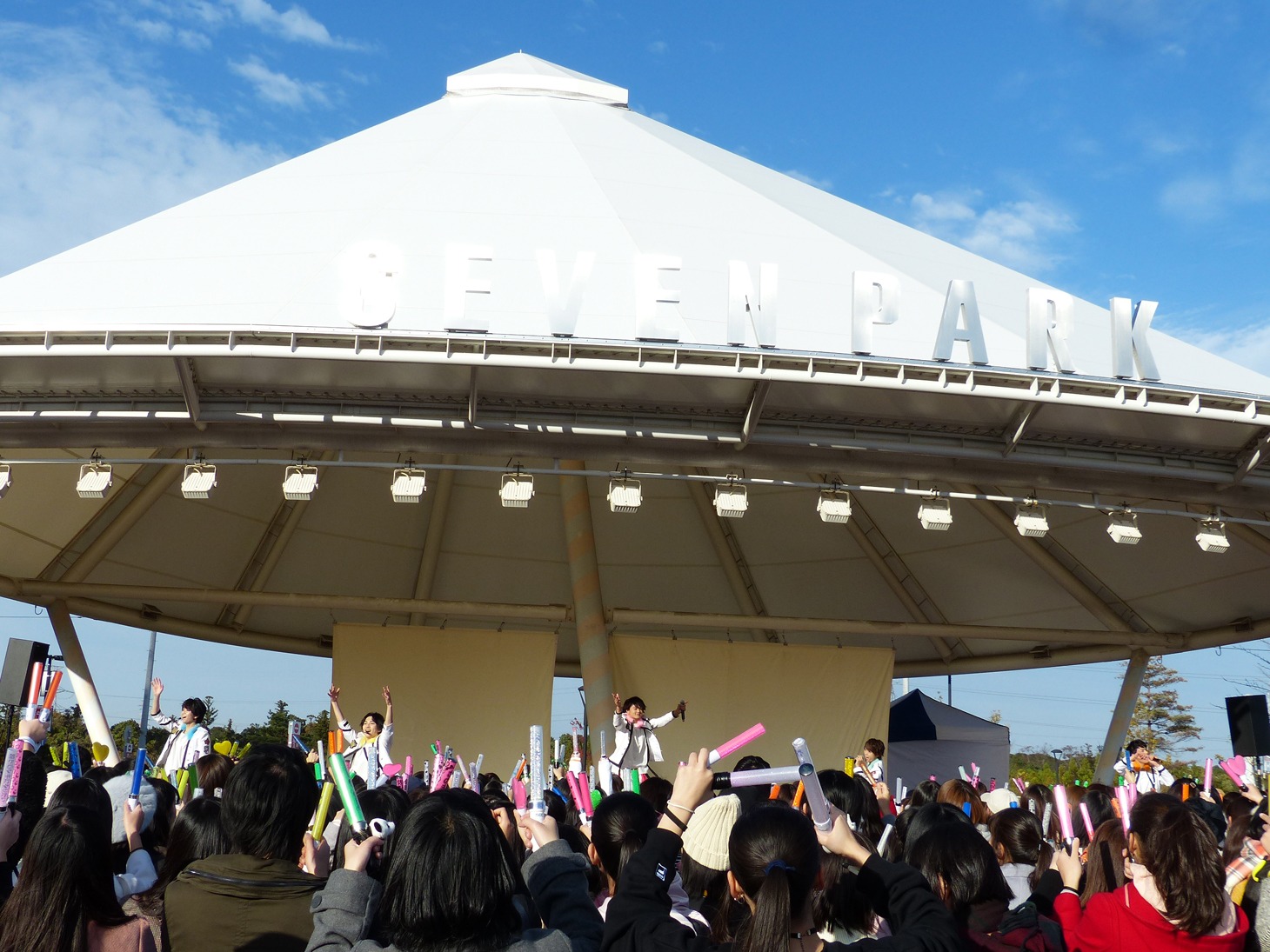 M!LKのミニライブの様子。