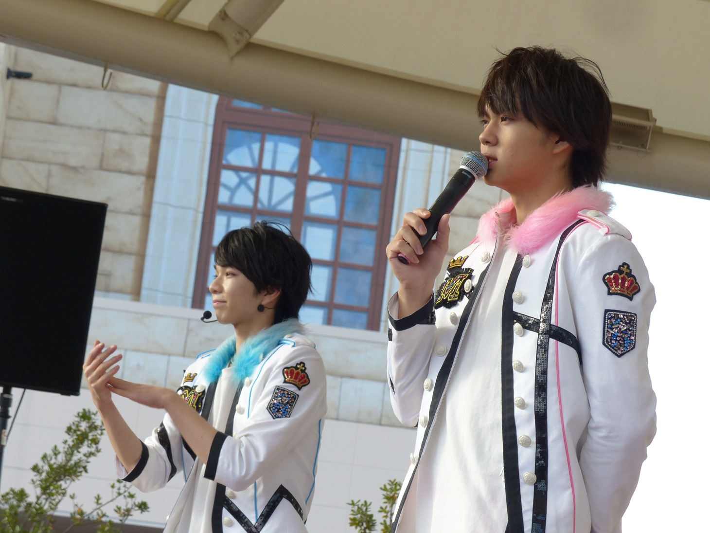 手前から佐野勇斗、塩崎太智。