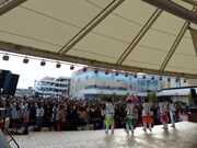 M!LKのミニライブの様子。