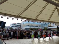 M!LKのミニライブの様子。