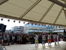 M!LKのミニライブの様子。