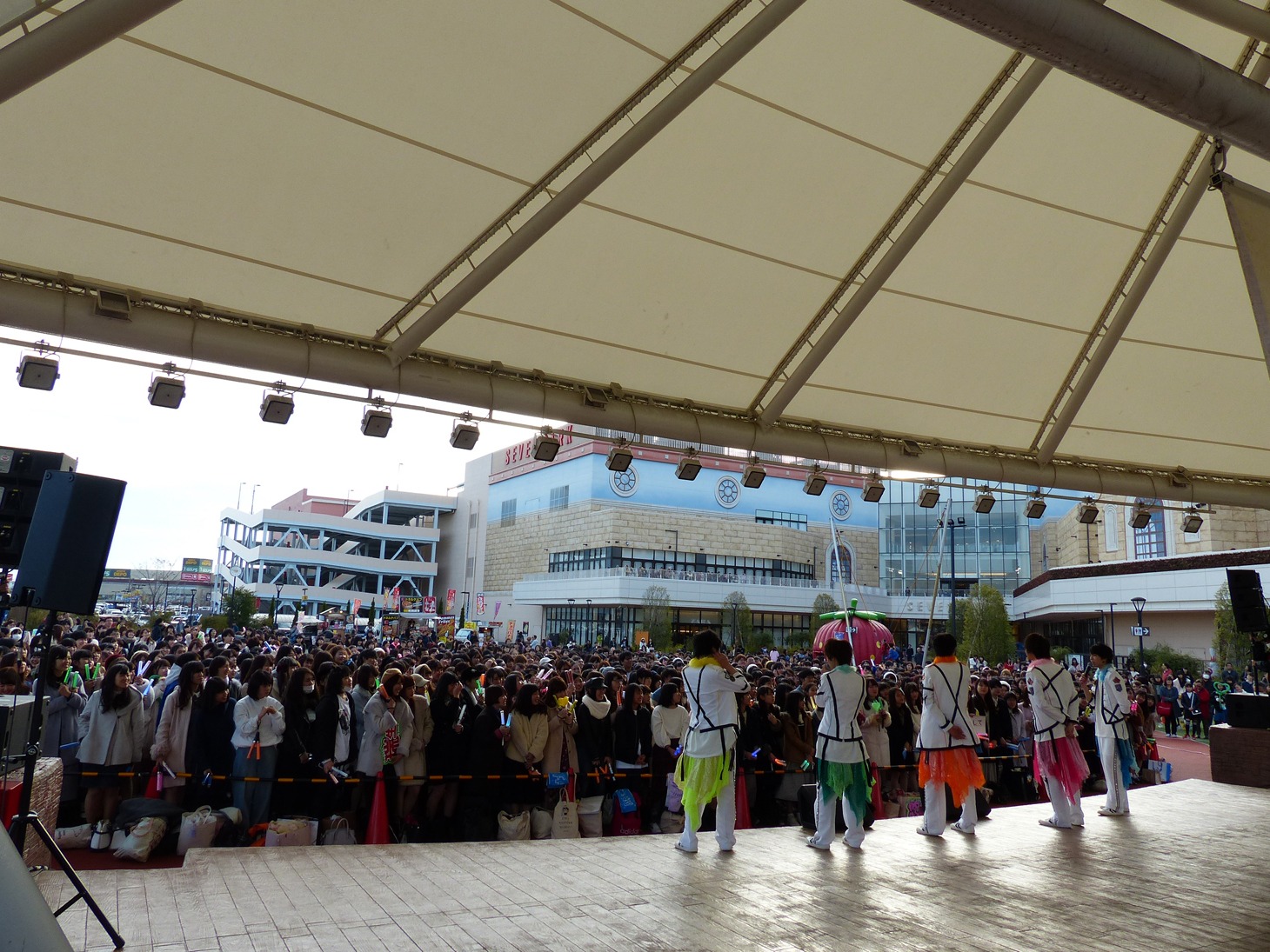 M!LKのミニライブの様子。