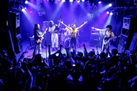 Maika Loubteを迎えたTENDOUJI。（撮影：石崎祥子）