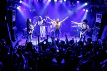 Maika Loubteを迎えたTENDOUJI。（撮影：石崎祥子）