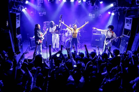 Maika Loubteを迎えたTENDOUJI。（撮影：石崎祥子）