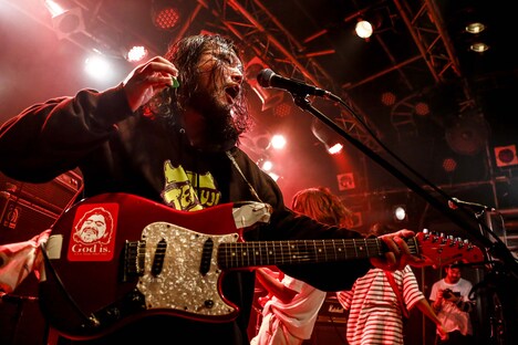 アサノケンジ（G, Vo）（撮影：石崎祥子）