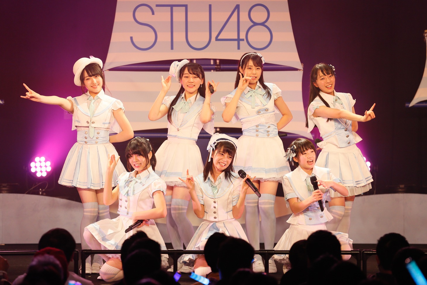 「君だけにchu! chu! chu!」を歌う石田千穂、今村美月、甲斐心愛、瀧野由美子、田中皓子、土路生優里、矢野帆夏。(C)STU