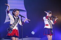 「生意気リップス」を歌う新谷野々花と峯吉愛梨沙。(C)STU