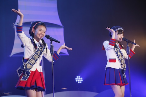 「生意気リップス」を歌う新谷野々花と峯吉愛梨沙。(C)STU