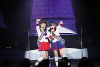 「生意気リップス」を歌う新谷野々花と峯吉愛梨沙。(C)STU