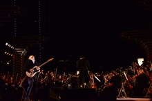 「東京2020参画プログラム 文化オリンピアードナイト」MIYAVIの演奏の様子。