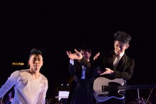 大前光市（左）を紹介するMIYAVI（右）。