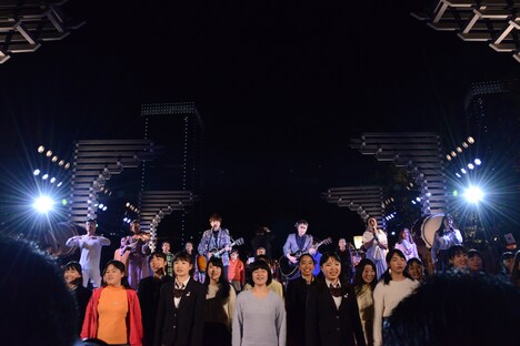 「東京2020参画プログラム 文化オリンピアードナイト」ゆずの演奏の様子。