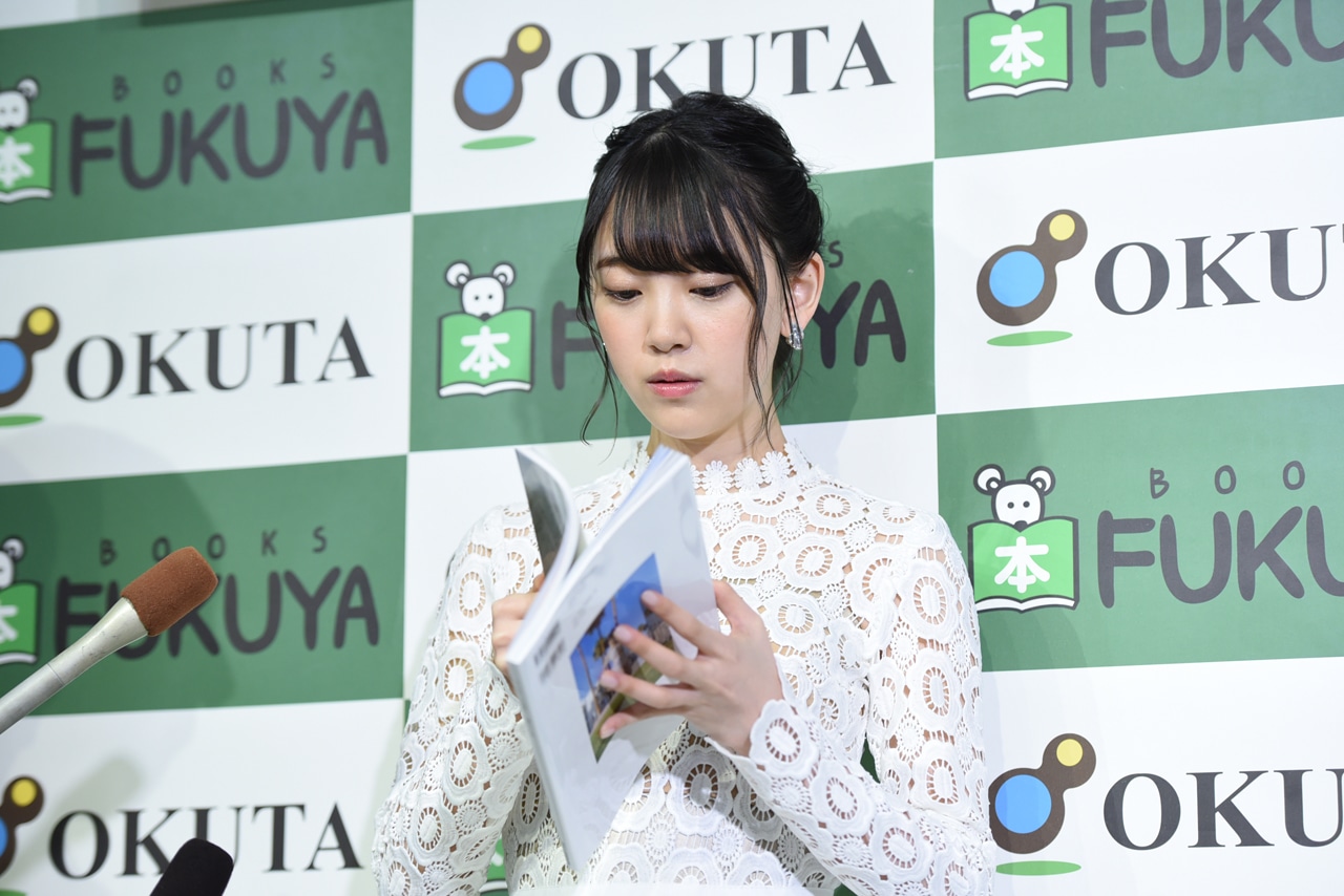 お気に入りのページを探す堀未央奈（乃木坂46）。