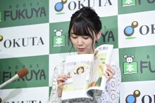 お気に入りのページを紹介する堀未央奈（乃木坂46）。