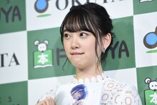 前歯を出す堀未央奈（乃木坂46）。