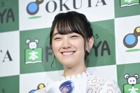 前歯を出す堀未央奈（乃木坂46）。