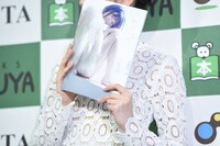 よく人から褒められるという堀未央奈の手。