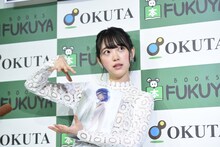 アメリカで食べたハンバーガーのサイズを手で表現する堀未央奈（乃木坂46）。