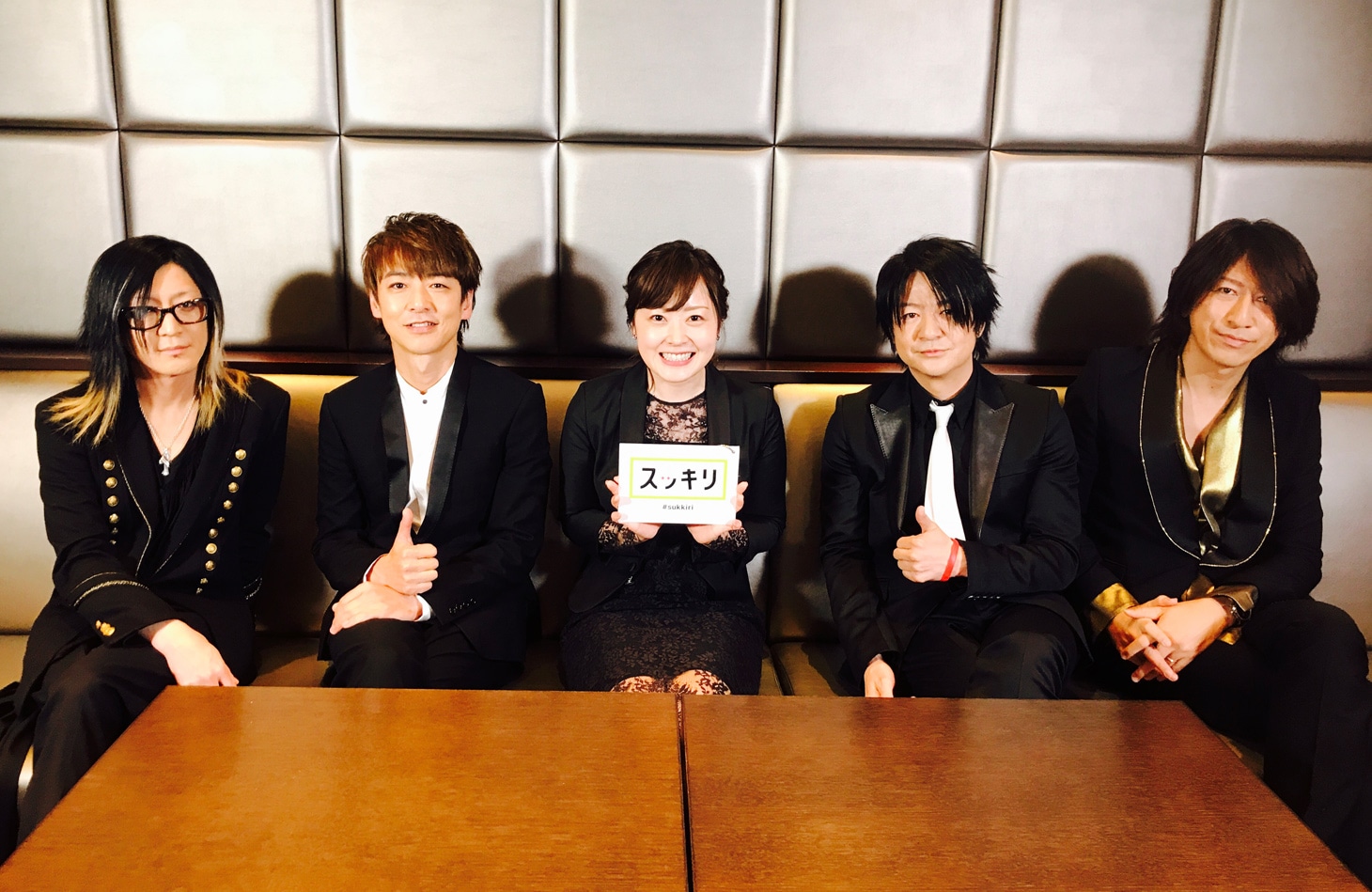 人気画像3位は「GLAYが結婚式で『HOWEVER』＆新曲サプライズ披露、木曜スッキリでOA」より、GLAYと水卜麻美アナウンサー。(c)日本テレビ