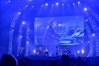 パスピエのパフォーマンス中の様子。サポートドラムは対馬祥太郎（NICO Touches the Walls）。（Photo by HAJIME KAMIIISAKA）