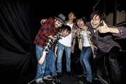 NICO Touches the Wallsとサポートの浅野尚志。（Photo by HAJIME KAMIIISAKA）