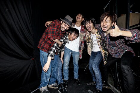 NICO Touches the Wallsとサポートの浅野尚志。（Photo by HAJIME KAMIIISAKA）