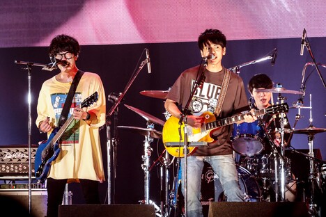 「Survivor」をセッションするBLUE ENCOUNTと古村大介（NICO Touches the Walls）。（Photo by HAJIME KAMIIISAKA）