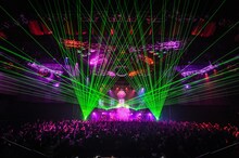 「BAND-MAID お給仕TOUR Autumn-Winter 2017『燃えるの？萌えないの？どっちなの!?』」新木場STUDIO COAST公演の様子。（Photo by masanori fujikawa）