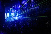 「BAND-MAID お給仕TOUR Autumn-Winter 2017『燃えるの？萌えないの？どっちなの!?』」新木場STUDIO COAST公演の様子。（Photo by masanori fujikawa）