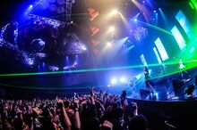 「BAND-MAID お給仕TOUR Autumn-Winter 2017『燃えるの？萌えないの？どっちなの!?』」新木場STUDIO COAST公演の様子。（Photo by masanori fujikawa）