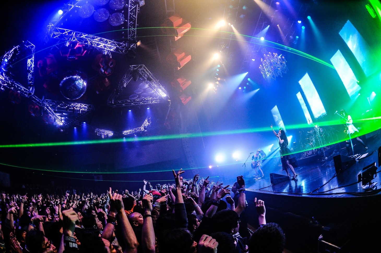 「BAND-MAID お給仕TOUR Autumn-Winter 2017『燃えるの？萌えないの？どっちなの!?』」新木場STUDIO COAST公演の様子。（Photo by masanori fujikawa）
