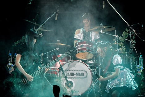 左からMISA（B）、AKANE（Dr）、KANAMI（G）。（Photo by masanori fujikawa）