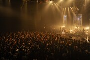 「BAND-MAID お給仕TOUR Autumn-Winter 2017『燃えるの？萌えないの？どっちなの!?』」新木場STUDIO COAST公演の様子。（Photo by masanori fujikawa）